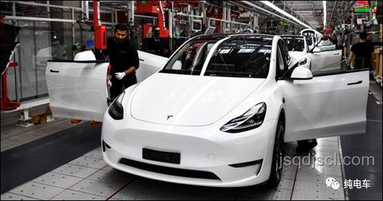 特斯拉與傳統(tǒng)汽車制造商對比分析：創(chuàng)新引領(lǐng)的未來出行