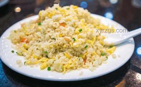 爸爸生日特供：蝦仁蛋炒飯的深度烹飪解析與情感價值
