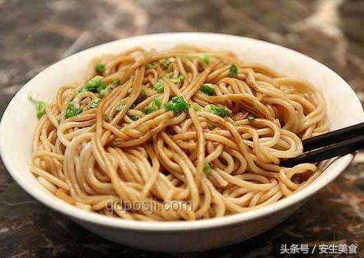 大學生就業指導：利用蔥燒大排速成分蔥油拌面，提升生活技能