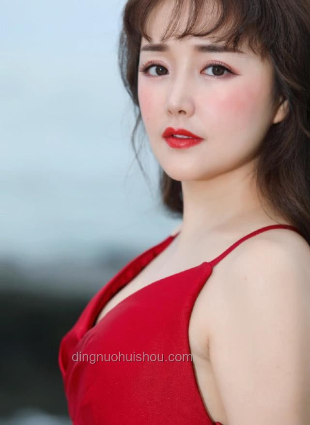 祝緒丹黑裙紅唇妝容打造指南，魅力升級秘籍