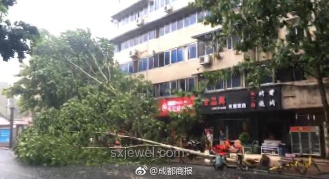 成都暴雨致春熙路短路傳聞?wù)鎮(zhèn)螌Ρ确治? title=