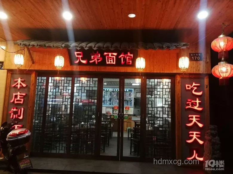 如何享受位于老城區的人氣王面館，避免上癮困擾？