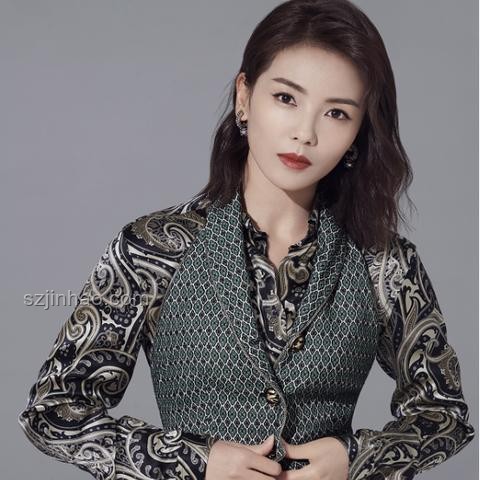 劉濤新風尚：T恤混搭長款，大波浪卷發減齡，引領中年穿搭新潮流