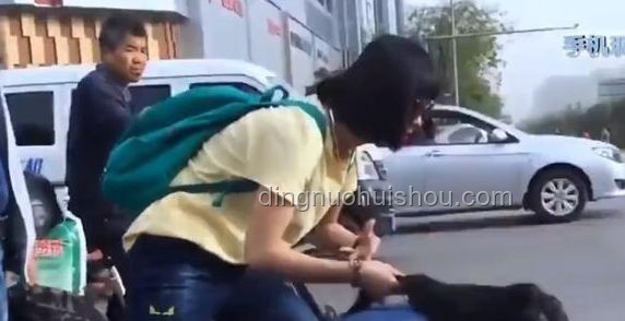 西安女孩跪地救人，意外后家屬全城尋恩