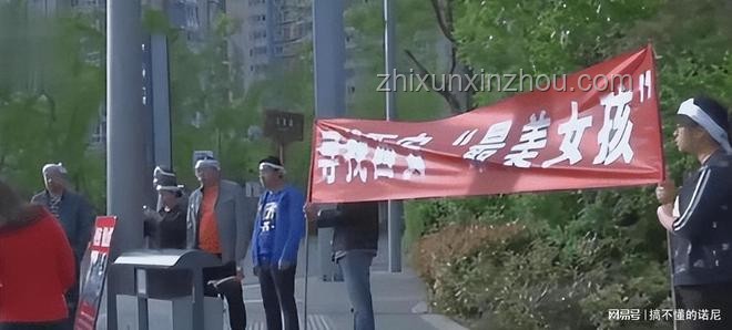 西安女孩跪地搶救老人離世，家屬全城尋恩人感謝