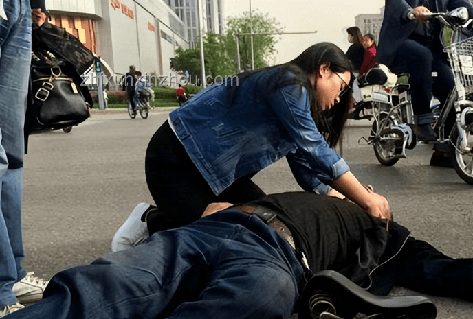 西安女孩跪地搶救老人離世，家屬全城尋恩人感謝