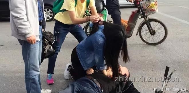西安女孩跪地搶救老人離世，家屬全城尋恩人感謝