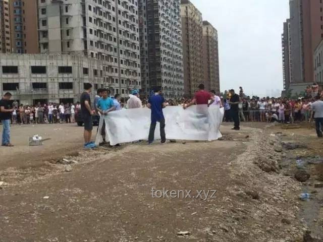 西安女孩救人后遭尋，家屬全城拉橫幅尋找真相解決方案