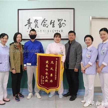 西安女孩跪地搶救老人離世，家屬全城尋恩人解決方案