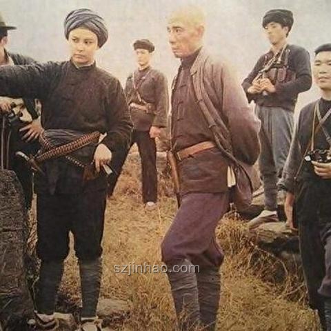 西安女孩跪地救人，家屬全城尋恩人，人間大愛引深思