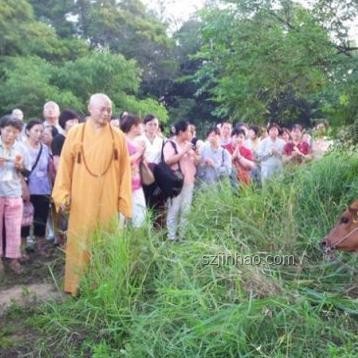 西安女孩跪地救人，家屬全城尋恩人，人間大愛引深思