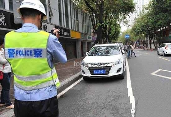 美國女子拒停車，警車如何高效處理龜速追逐問題