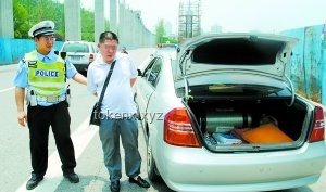 美國女子拒停車，警車如何高效處理龜速追逐問題
