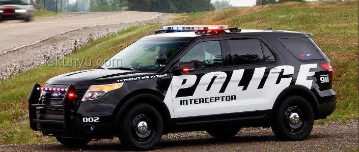 美國女子拒停車，警車“龜速”追逐四小時奇遇記????