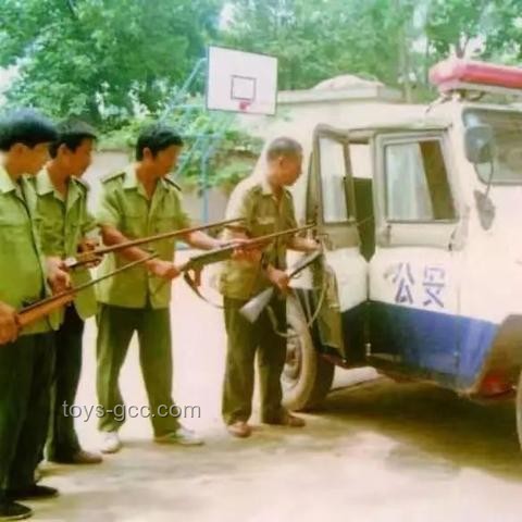 香港市民登山東艦體驗(yàn)槍械，國(guó)防教育新熱潮