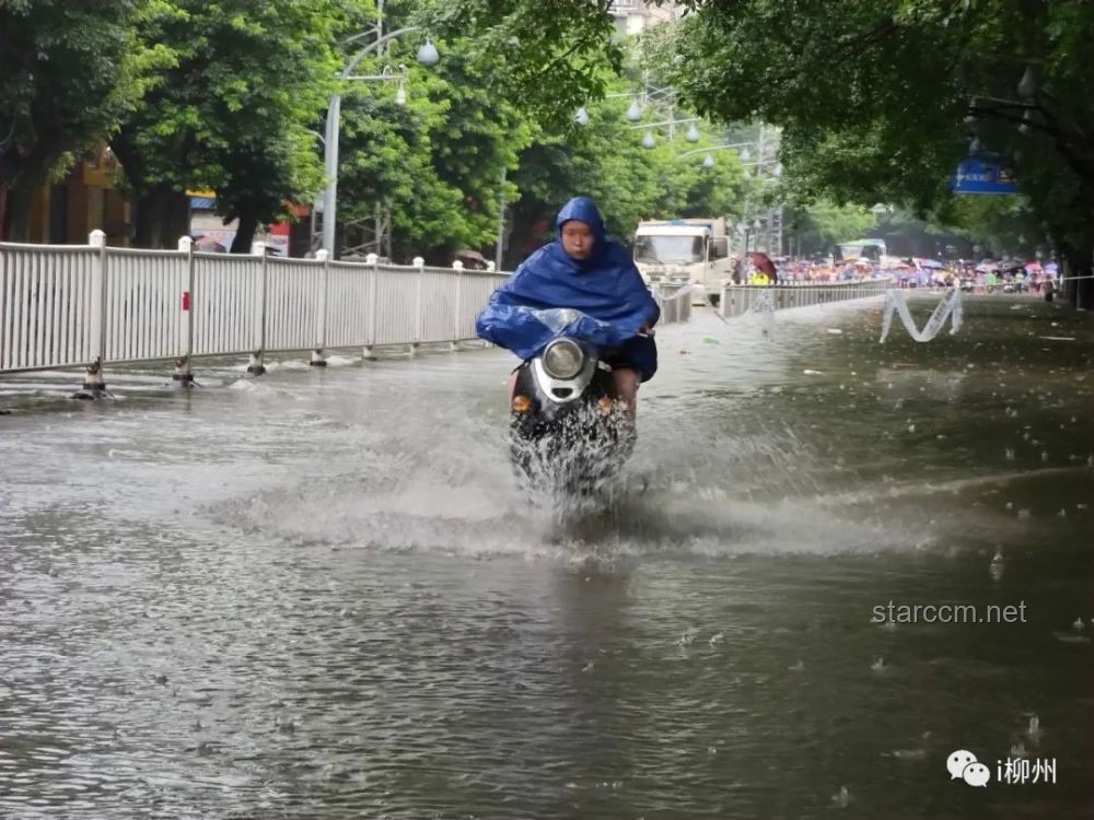 成都暴雨劃船哥：理發(fā)師的另類通勤方式