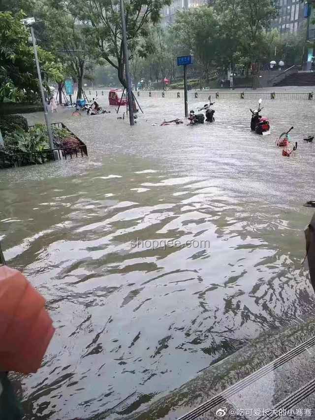 成都暴雨中劃船上班解決方案