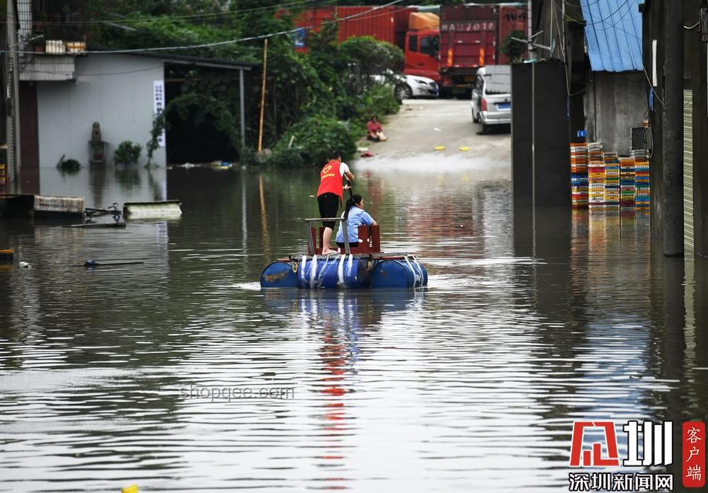 成都暴雨中劃船上班解決方案