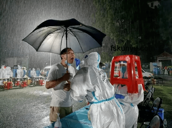 成都暴雨中的“劃船哥”：理發(fā)師托尼的獨(dú)特通勤方式