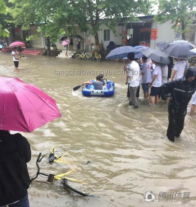 成都暴雨劃船哥：另類通勤的理發(fā)師托尼