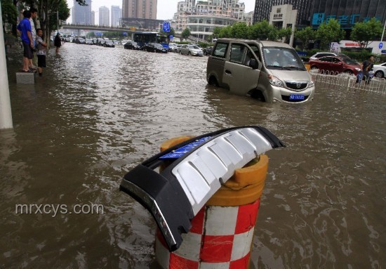 成都暴雨劃船哥：趕去上班的托尼案例研究