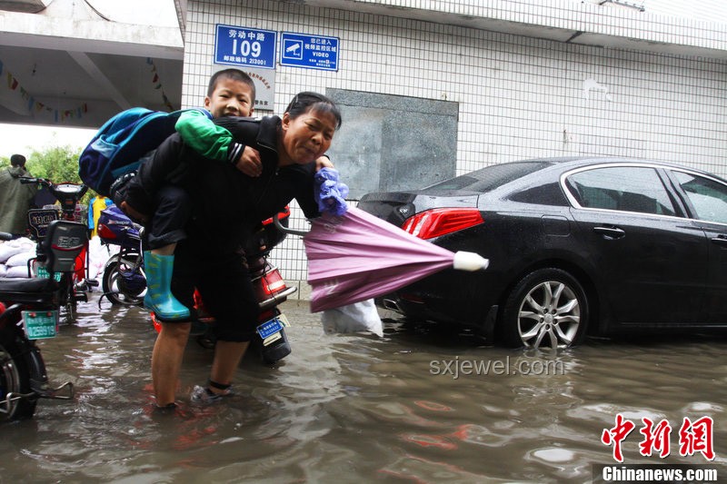 成都暴雨中的“劃船哥”：理發師托尼的另類通勤