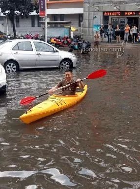 成都暴雨劃船哥：理發師的另類通勤方式