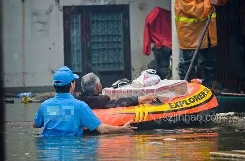 成都暴雨中的“劃船哥”：理發師變身水上通勤者現象解析