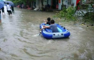 成都暴雨中的“劃船哥”：理發師變身水上通勤者現象解析