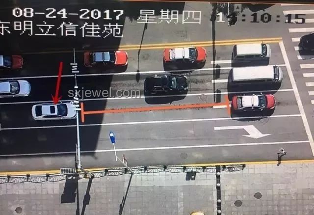 車輛“避曬式”等紅燈成新現(xiàn)象，交警嚴(yán)正聲明：違法