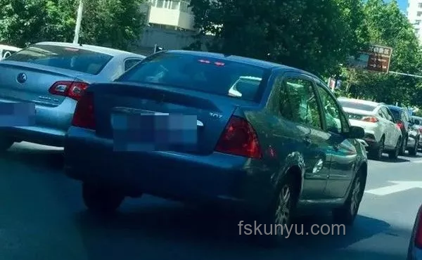 車輛避曬式等紅燈？交警提醒：這是違法行為！