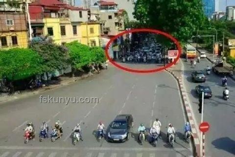 車輛避曬式等紅燈？交警提醒：這是違法行為！