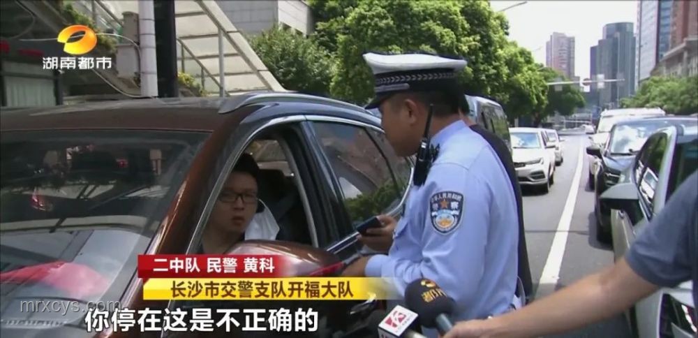 車輛“避曬式”等紅燈成新現(xiàn)象，交警嚴(yán)正聲明：違法