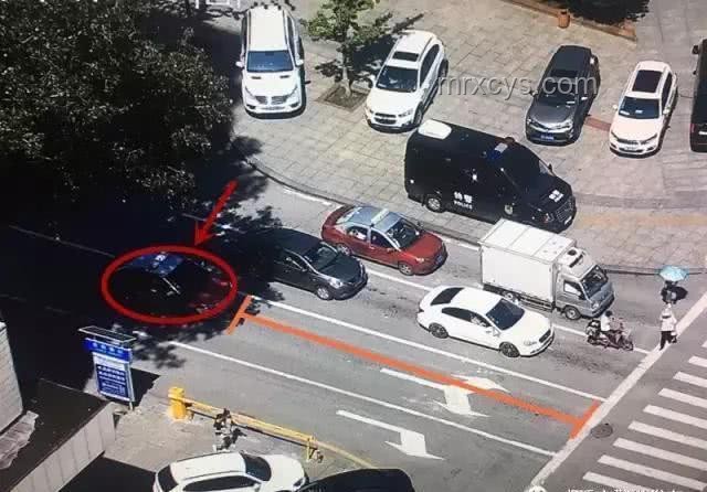 車輛“避曬式”等紅燈成新現(xiàn)象，交警嚴(yán)正聲明：違法