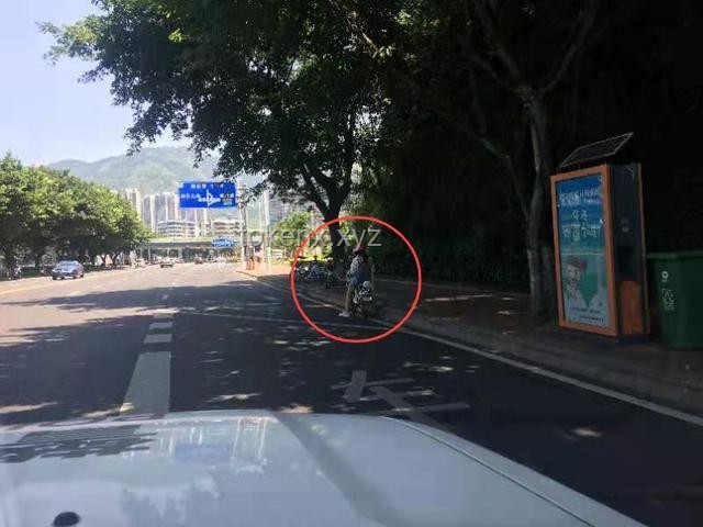 車輛避曬式等紅燈？交警提醒：這是違法行為！