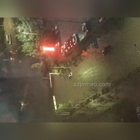 成都男子暴雨街頭沖浪，另類冒險的歡笑與感悟