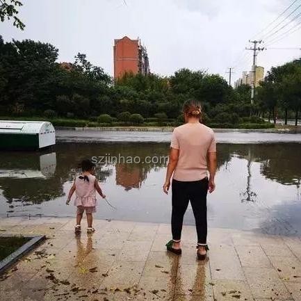 成都男子暴雨街頭沖浪，另類冒險的歡笑與感悟