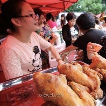 費(fèi)大廚招聘風(fēng)波：本科要求后續(xù)深度對比