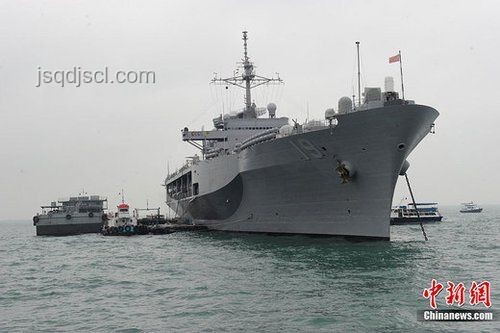 航拍山東艦夜泊維多利亞港的安全與協調方案