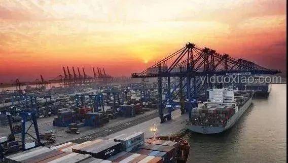 航拍視角下的山東艦夜泊維多利亞港對比賞析