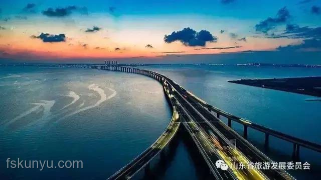 航拍視角下的山東艦夜泊維多利亞港