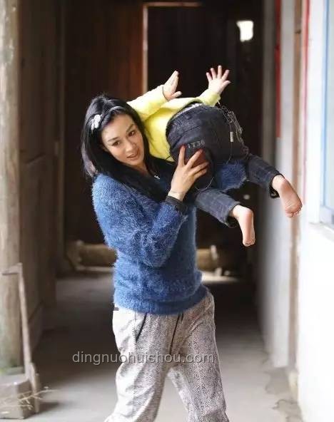 如何評(píng)價(jià)《是女兒是媽媽2》中李嘉格母女關(guān)系及改善建議