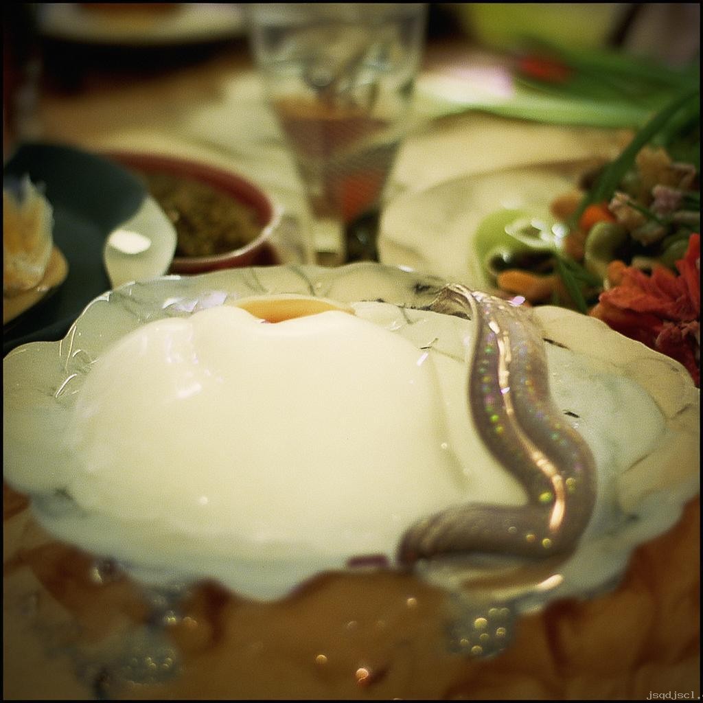 虛一直構視角下的餐飲新體驗：白厄烤魚與麥田晚風的深度解析