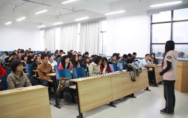 青島大學宿舍環境引發健康關注：學生中暑事件透視