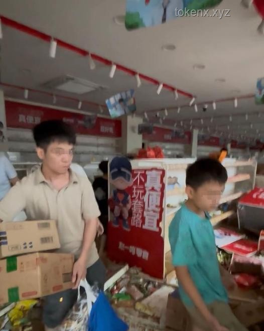 網傳零食店店員下跪道歉事件分析