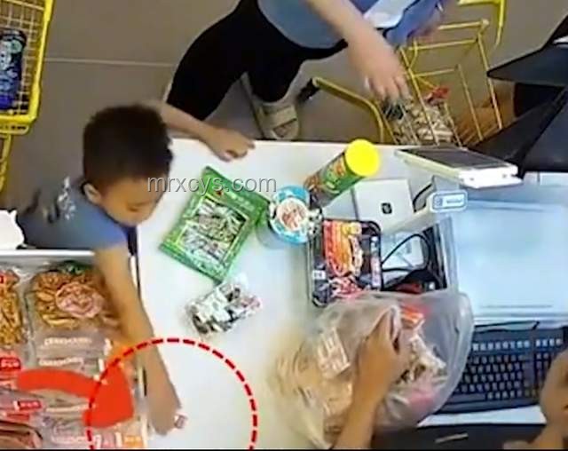 網傳零食店店員下跪道歉，我親歷的服務危機處理