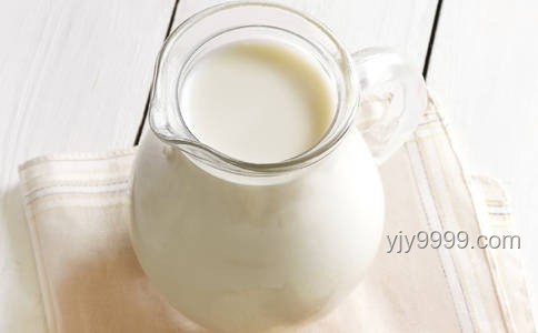 晚安牛奶效果爭議：醫(yī)生稱需日飲24000瓶才見效