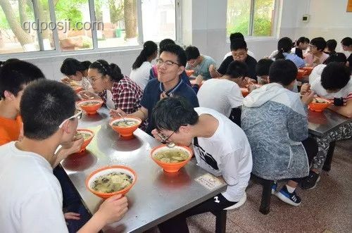 中考狀元跨界烹飪：720分小伙的職高創新路