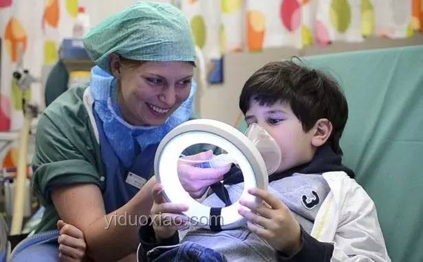 4歲寶寶手術臺上自我麻醉事件深度剖析