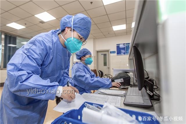 門店回應老人蹭空調：放喇叭驅趕事件分析